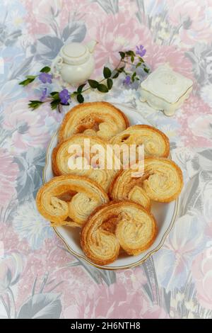 Cottura sveva, orecchie di maiale dolce, pasta sfoglia dolce, dietro, caraffa di latte, Ciotola di zucchero, Germania Foto Stock