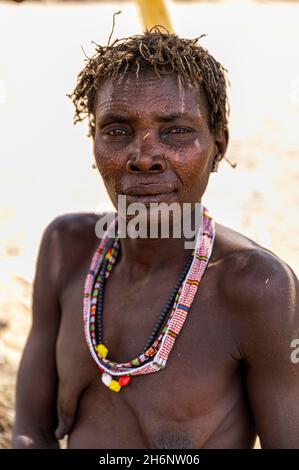 Donna della tribù Toposa, Equatoria orientale, Sudan meridionale Foto Stock