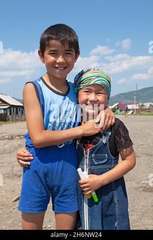 Bambini Buryat, 8 e 5 anni, sulla strada principale di Bolshoye Goloustnoye, provincia di Irkutsk, Siberia, Russia Foto Stock