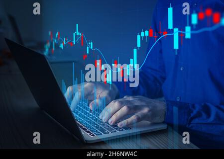 Grafico finanziario con dati del mercato azionario o del forex riportati sul grafico a candelabro. Concetto di finanza e investimento. Foto Stock