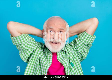 Sopra alto angolo di visualizzazione foto di vecchio uomo felice guardare stelle cielo overjoyed spazio vuoto su sogno isolato su sfondo blu colore Foto Stock