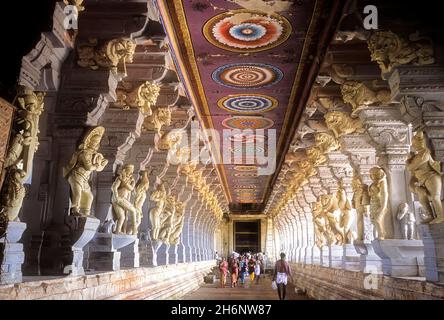 Corridoio del tempio, il più lungo in Asia, il tempio di Ramanathaswamy, Rameswaram, Tamil Nadu, India Foto Stock