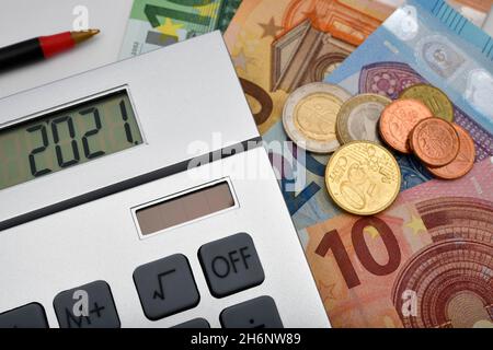 Costi immagine simbolo 2021, calcolatrice, banconote E monete IN EURO, matita rossa, Baden-Wuerttemberg, Germania Foto Stock