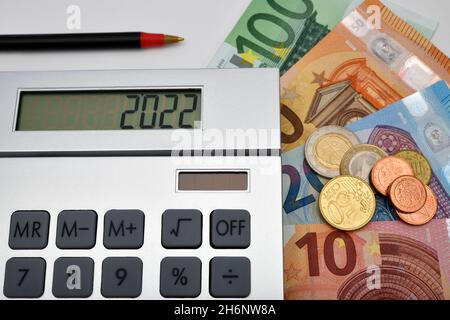 Costi immagine simbolo 2022, calcolatrice, banconote E monete IN EURO, matita rossa, Baden-Wuerttemberg, Germania Foto Stock