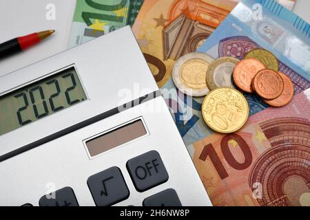 Costi immagine simbolo 2022, calcolatrice, banconote E monete IN EURO, matita rossa, Baden-Wuerttemberg, Germania Foto Stock