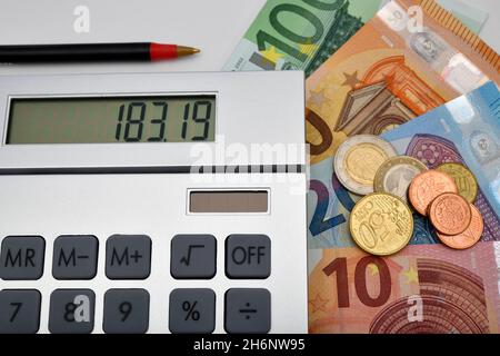 Costi immagine simbolo, calcolatrice, banconote E monete IN EURO, matita rossa, Baden-Wuerttemberg, Germania Foto Stock