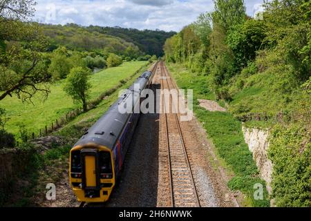 La linea ferroviaria da Bath a Westbury vista dall'acquedotto di Avoncliff che porta il Kennett e Avon Canal, Wiltshire, Inghilterra, Regno Unito Foto Stock