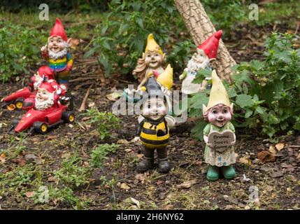 Un giardino comune nel sud-ovest di Londra pieno di gnomes giardino Foto Stock