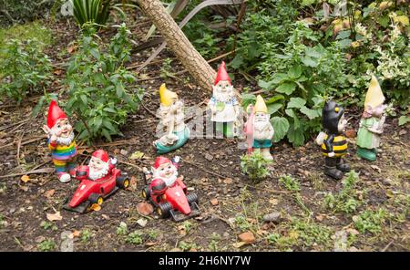 Un giardino comune nel sud-ovest di Londra pieno di gnomes giardino Foto Stock