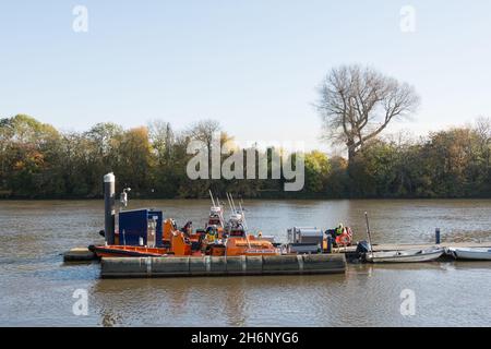 RNLI e gonfiabili sul Tamigi alla stazione di Chiswick Lifeboat, Londra, Inghilterra, Regno Unito Foto Stock