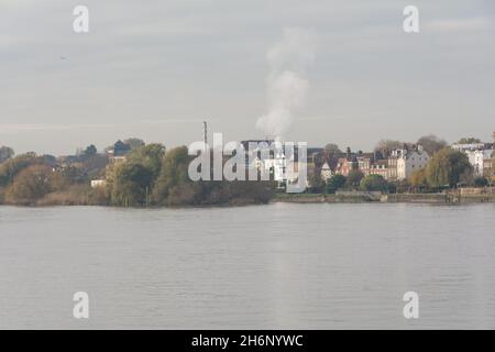 Vapore proveniente dalla fabbrica di birra Fuller's Chiswick - Fuller, Smith & Turner Griffin Brewery a Chiswick, Londra, Regno Unito Foto Stock