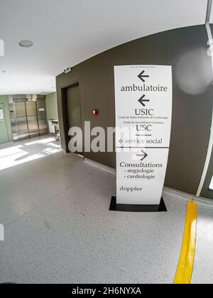 LE MANS, FRANCIA - Sep 26, 2021: Una verticale di un cartello nell'ospedale di le Mans , Francia Foto Stock