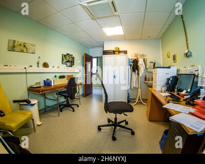 LE MANS, FRANCIA - Sep 26, 2021: L'interno del medico ben attrezzato ufficio in ospedale Foto Stock