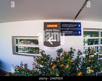 LAGOS, PORTOGALLO - 23 settembre 2021: Il cartello con la scritta " Covid19 Walk Through Tests " sul muro dell'ospedale di Lagos Foto Stock