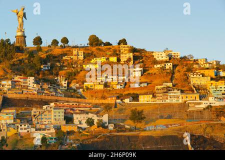 . EQUATORE, LA CITTÀ DI QUITO, LA CIMA DI PANECILLO, LA VERGINE DI QUITO Foto Stock