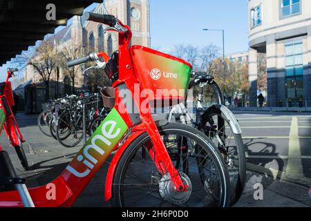 A Lime e-bike parcheggiata a Hammersmith, Londra occidentale, Inghilterra, Regno Unito Foto Stock