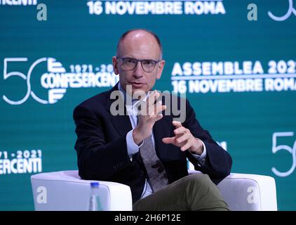 Italia, Roma, 16 novembre 2021 : Enrico letta, segretario del Partito democratico (PD), partecipa all'Assemblea Nazionale dei Confesercenti 2021 Foto © Fabio Cimaglia/Sintesi/Alamy Live News Foto Stock