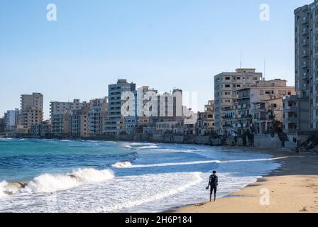 Spiaggia di Varosha, Famagosta, Cipro del Nord. La località di villeggiatura di Varosha era stata chiusa al mondo dal 1974 fino alla sua riapertura nel 2020. Foto Stock