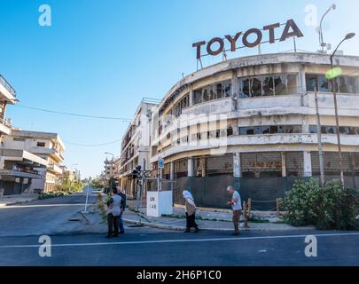 Città abbandonata di Varosha, Famagosta, Cipro era stata chiusa al mondo dall'invasione turca nel 1974 fino alla sua apertura nell'ottobre 2020. Foto Stock