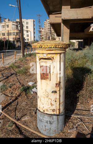 La scatola postale decadente a Varosha, Famagosta, Cipro era stata chiusa al mondo dall'invasione turca nel 1974 fino all'apertura nell'ottobre 2020 Foto Stock