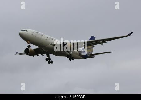 Un Airbus A330 che vola per Jordan Aviation, per conto della Pakistan International Airlines, arriva all'aeroporto di Heathrow Foto Stock