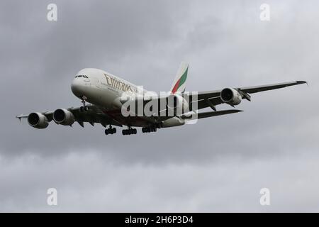 Un Airbus A380 che vola per Airbus arriva all'aeroporto di Londra Heathrow Foto Stock