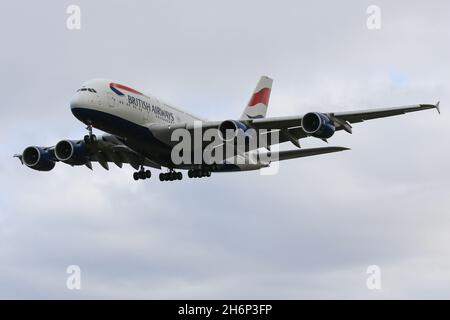 Un Airbus A380 che vola per British Airways arriva all'aeroporto di Londra Heathrow Foto Stock