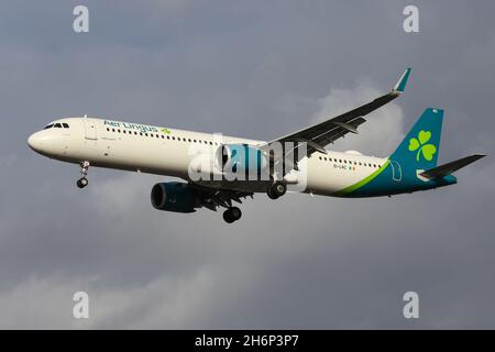 Un Airbus A321 NEO che vola per Aer Lingus arriva all'aeroporto di Londra Heathrow Foto Stock