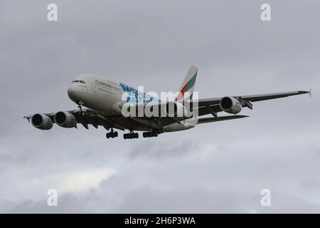 Un Airbus A380 che vola per Emirates arriva all'aeroporto di Londra Heathrow Foto Stock