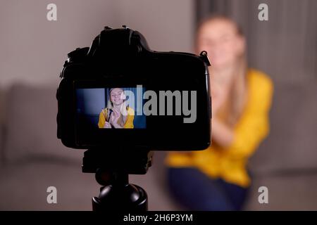 registrazione di lezioni video su una videocamera professionale. trasmissioni di artisti makeup professionali Foto Stock