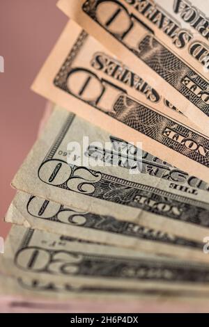 Primo piano di dieci e venti dollari USA su sfondo rosa Foto Stock