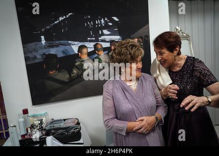 Gerusalemme, Israele. 16 novembre 2021. Chedva Raver (r), sopravvissuto all'Olocausto, parla con Chaya Kleinman prima del concorso Miss Olocausto Survivor 2021. Il concorso di bellezza è stato organizzato dal Museo degli amici di Sion per onorare dieci sopravvissuti all'Olocausto tra i 79 e i 90 anni. Credit: Alejandro Ernesto/dpa/Alamy Live News Foto Stock