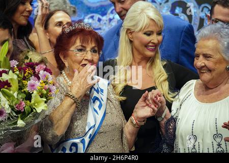 Gerusalemme, Israele. 16 novembre 2021. Selina Steinfels (M), sopravvissuta all'Olocausto, 86, reagisce dopo essere stata incoronata dalla vincitrice di Miss Olocausto Survivor 2021. Il concorso di bellezza è stato organizzato dal Museo degli amici di Sion per onorare dieci sopravvissuti all'Olocausto tra i 79 e i 90 anni. Credit: Alejandro Ernesto/dpa/Alamy Live News Foto Stock