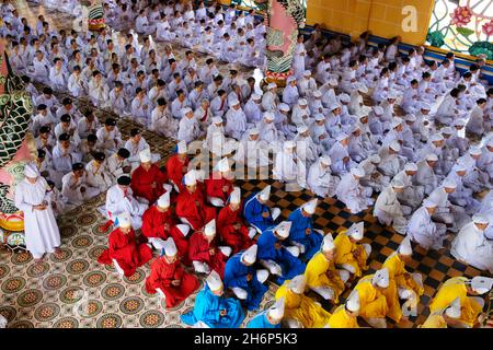VIETNAM. VILLE DE TAY NINH (A 96 KM AU NORD-OUEST DE HO CHI MINH-VILLE). DANS LA CATHEDRALE-TEMPLE, UNE MESSE DE LA RELIGION CAO DAI, NEE DANS LES ANN Foto Stock