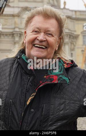 Berlino, Germania. 17 novembre 2021. L'artista e attivista ambientale ha Schult si trova a Schinkelplatz. Credit: Jörg Carstensen/dpa/Alamy Live News Foto Stock