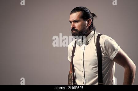 il suo stile perfetto. elegante look maschile. bello hipster in abbigliamento formale. festa goer. barbershop. barbiere maturo in stile retrò. uomo bearded dentro Foto Stock