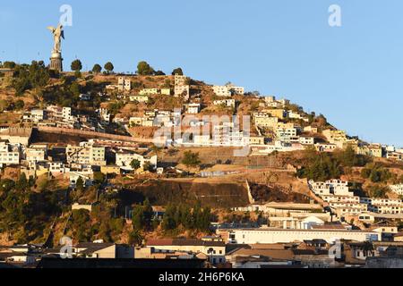 . EQUATORE, LA CITTÀ DI QUITO, LA CIMA DI PANECILLO, LA VERGINE DI QUITO Foto Stock