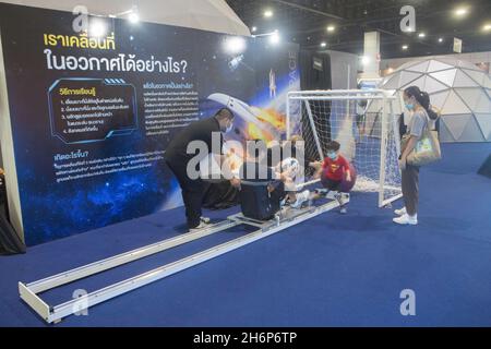 Parkket, Nonthaburi, Tailandia. 16 novembre 2021. I partecipanti stanno conducendo un esperimento virtuale nello spazio. (Credit Image: © Atiwat Siltamethanont/Pacific Press via ZUMA Press Wire) Foto Stock