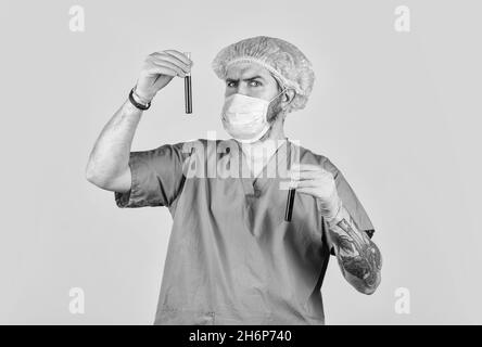 Trasmissione da umana a umana. Nuovi virus rilevati sempre. Inizio dell'epidemia di virus. Uomo medico uniforme sfondo giallo. Tipo di virus Foto Stock