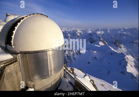 FRANCIA. HAUTES-FRANCE. PIRENEI (65) BAGNERES-DE-BIGORRE. CATENA MONTUOSA DEI PIRENEI VISTA DALL'OSSERVATORIO ASTONOMICAL DEL PIC DU MIDI DE BIGORRE Foto Stock