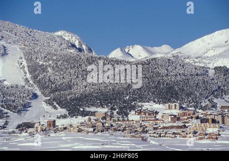 FRANCIA. PYRENEES-ORIENTALES (66) ANGLES SKI RESORT IN INVERNO DAL LAGO MATEMALE, CAPCIR Foto Stock