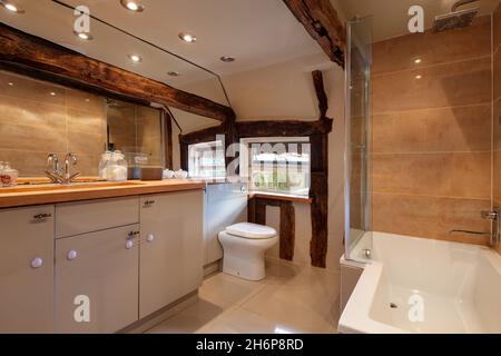 Brockley Green, Suffolk, Inghilterra - Gennaio 28 2020: Moderna suite bagno con portasciugamani, lavabo, wc e vasca. Foto Stock