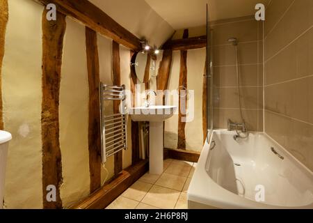 Brockley Green, Suffolk, Inghilterra - Gennaio 28 2020: Casa di campagna tradizionale bagno all'interno della casa britannica Foto Stock