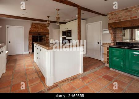 Brockley Green, Suffolk, Inghilterra - Gennaio 28 2020: Cucina tradizionale di campagna con legno a vista e mattoni Foto Stock