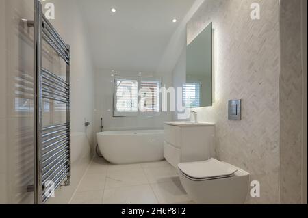 Brockley Green, Suffolk, Inghilterra - Gennaio 28 2020: Moderna suite bagno con portasciugamani, lavabo, wc e vasca Foto Stock