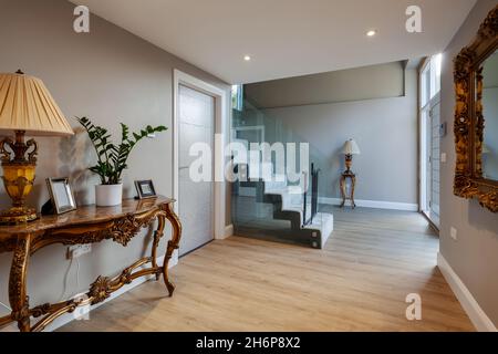 Brockley Green, Suffolk, Inghilterra - Gennaio 28 2020: Moderna sala d'ingresso della reception con mobili tradizionali a contrasto Foto Stock