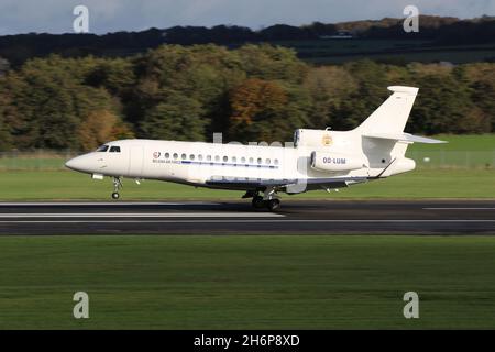 OO-LUM, una Dassault Falcon 7X gestita dall'Aeronautica militare belga, che arriva all'Aeroporto Internazionale di Prestwick in Ayrshire, Scozia. L'aeromobile era in Scozia per raccogliere delegati belgi che avevano partecipato alla conferenza COP26 sul cambiamento climatico tenutasi nella vicina città di Glasgow. Foto Stock