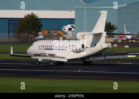 OO-LUM, una Dassault Falcon 7X gestita dall'Aeronautica militare belga, che arriva all'Aeroporto Internazionale di Prestwick in Ayrshire, Scozia. L'aeromobile era in Scozia per raccogliere delegati belgi che avevano partecipato alla conferenza COP26 sul cambiamento climatico tenutasi nella vicina città di Glasgow. Foto Stock