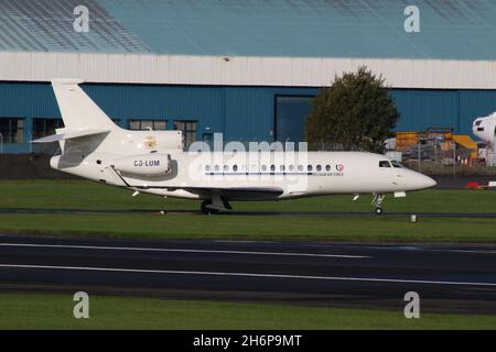 OO-LUM, una Dassault Falcon 7X gestita dall'Aeronautica militare belga, che arriva all'Aeroporto Internazionale di Prestwick in Ayrshire, Scozia. L'aeromobile era in Scozia per raccogliere delegati belgi che avevano partecipato alla conferenza COP26 sul cambiamento climatico tenutasi nella vicina città di Glasgow. Foto Stock