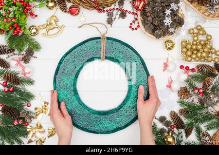 Facendo un grande wreath di Natale passo dopo passo, punto 1 - preparando i materiali decorativi differenti Foto Stock